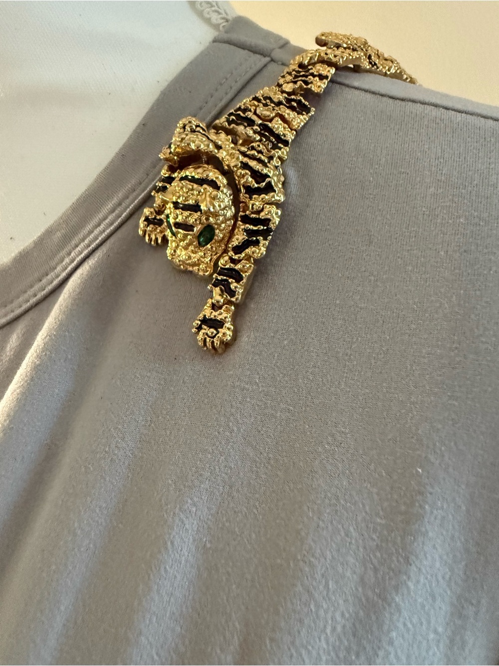 Large leopard or tiger articulated pin with double closures
